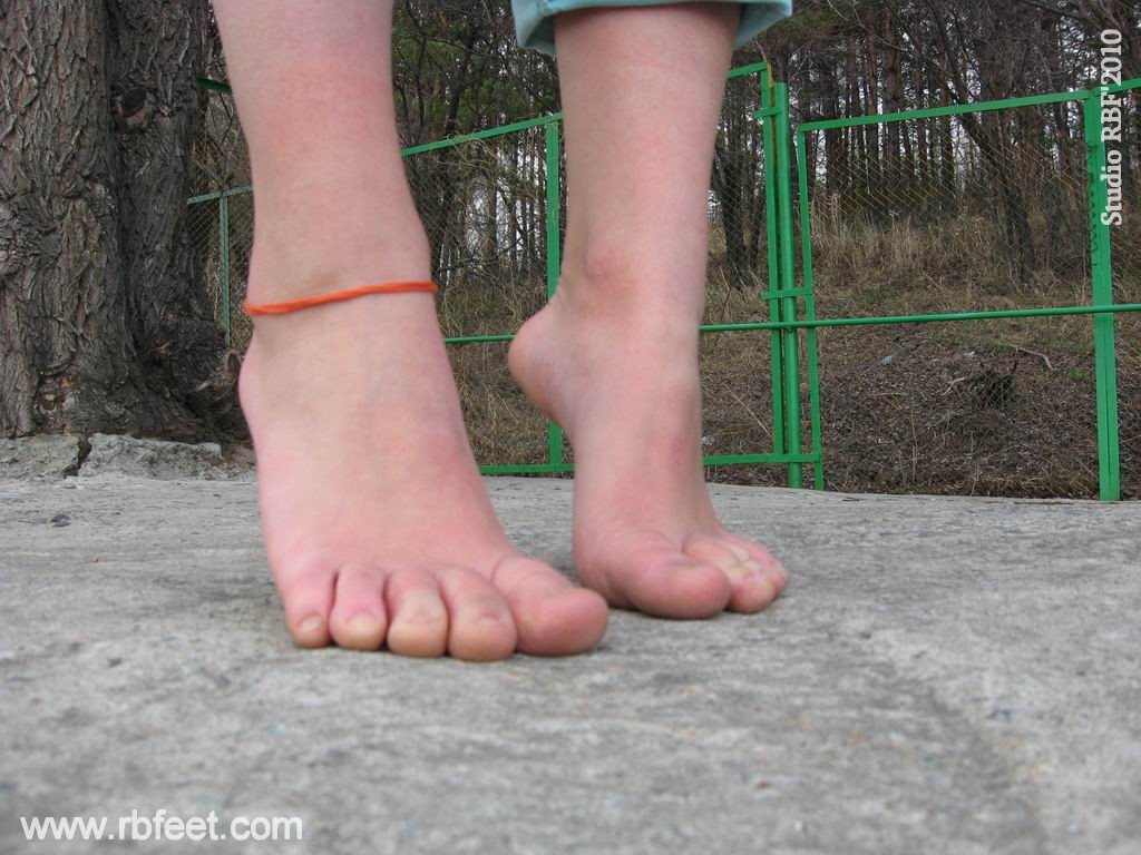 barefoot girl pics